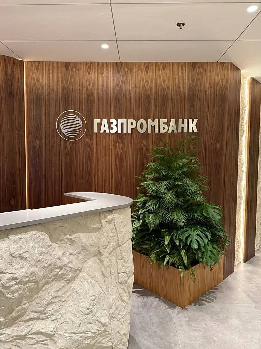 Скрытые двери в шпоне ореха — Офис Газпромбанка